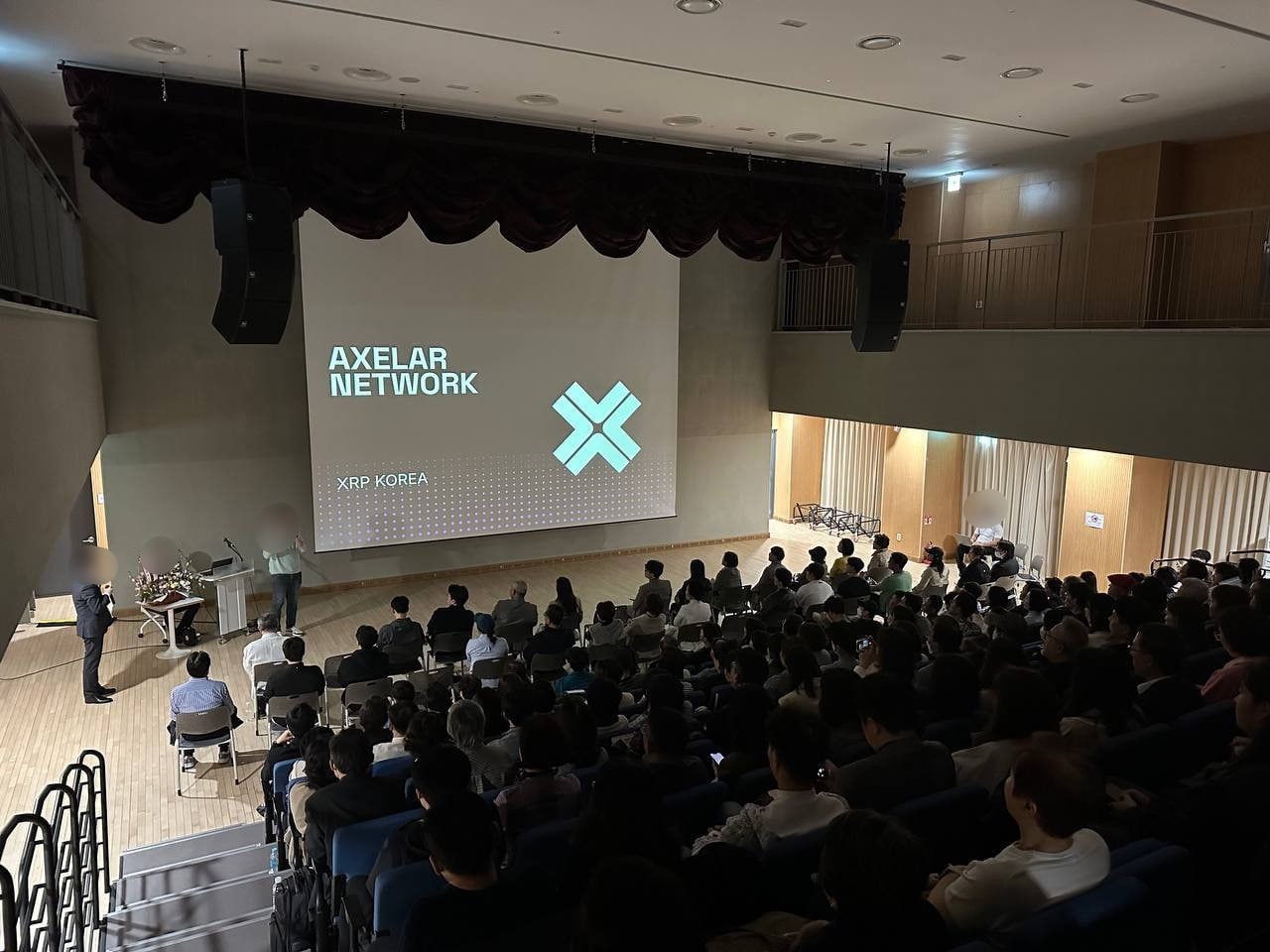 대강당에서 열린 클라이언트 프로젝트 발표 현장. 청중석이 대부분 차 있다